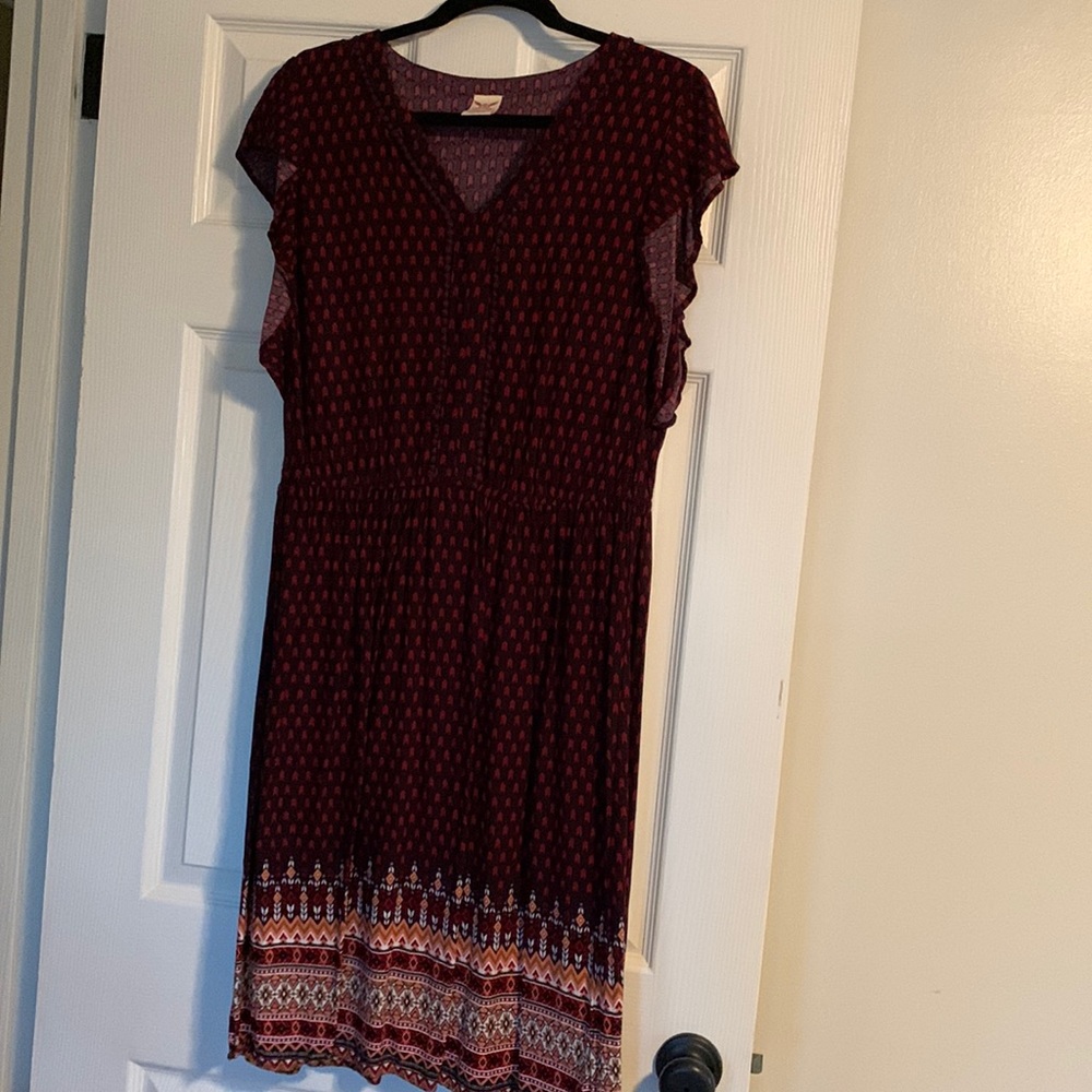 Beautiful dress with gorgeous hen line pattern